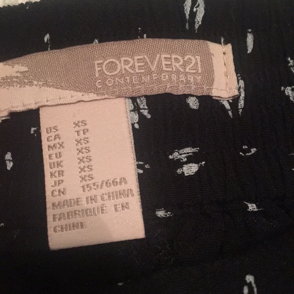 Forever 21 Black and White printed shorts - Picture 2 of 2
